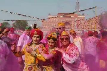 विदेशियों ने ताजनगरी आगरा में जमकर होली का आनंद उठाया. 