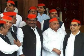 सपा के नव-निवार्चित सांसदों ने ली शपथ