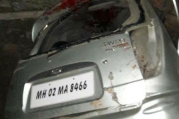 पेड़ से टकराई अनियंत्रित कार, 6 लोगों की दर्दनाक मौत 