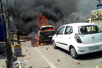 हिंसक हुए प्रदर्शनकारी, दुकानदार को मारी गोली, पुलिस बनी मूकदर्शक