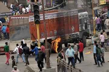 एनएसयूआई ने केंद्र और प्रदेश सरकार के खिलाफ लखनऊ में किया जमकर प्रदर्शन