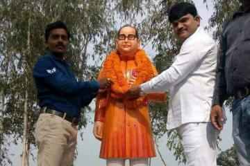 भगवा हुए बाबा साहेब भीमराव रामजी आंबेडकर प्रतिमा नीले की जगह भगवा रंग में नजर आई 