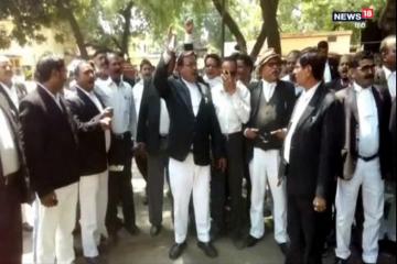 SDM से नाराज वकीलों ने किया जिलाधिकारी का घेराव