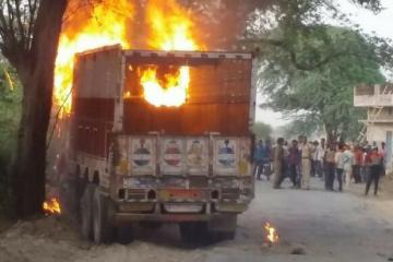 सड़क हादसे में बच्ची की मौत, ग्रामीणों ने ट्रक में लगाई आग