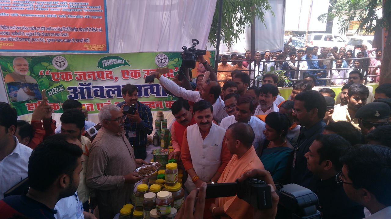 सपा नेताओं ने योगी के काफिले को दिखाए काले झंडे, सुरक्षा को लेकर उठे सवाल