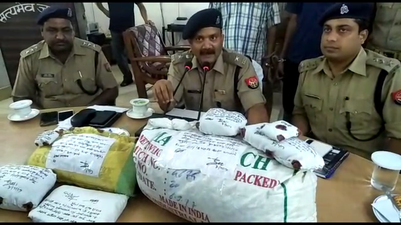 पुलिस ने महिला से 10 किलो गांजा ओर 11 लाख रुपए बरामद किए 