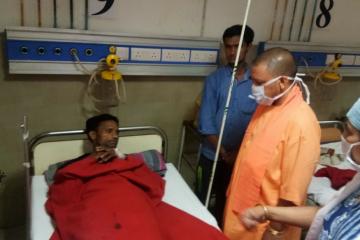 आगरा पहुंचे CM योगी, अस्पताल में भर्ती तूफान पीड़ितों से की बातचीत     