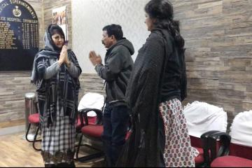 J&amp;K: पत्थरबाजों के हमले में एक पर्यटक की मौत, महबूबा बोलीं- मेरा सर शर्म से झुक गया