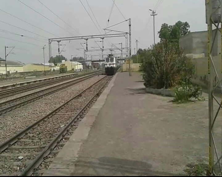 ट्रेनों की रफ़्तार थमी// रिपोर्ट रामकिशन हाथरस