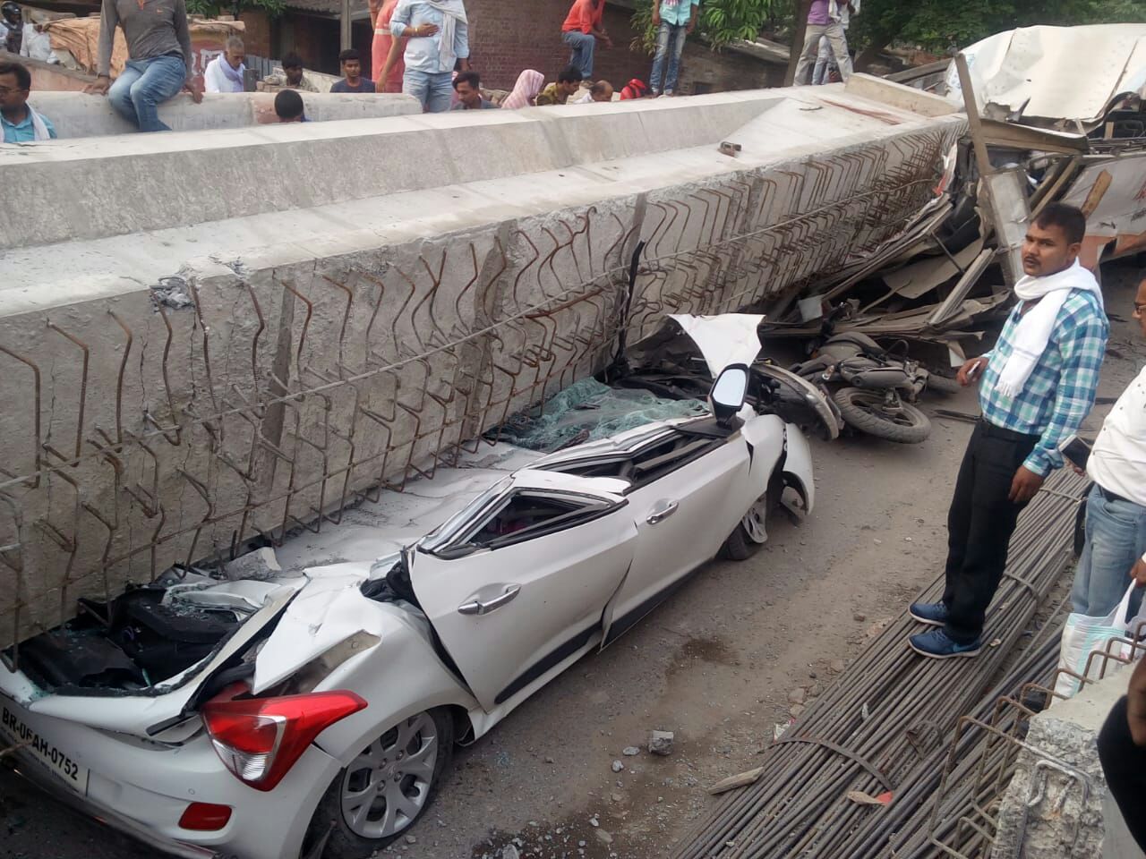 बनारस के रेलवे कैंट स्टेशन के पास निर्माणाधीन पुल के गिरने से भयानक हादसा कई  लोगों की मौत की 