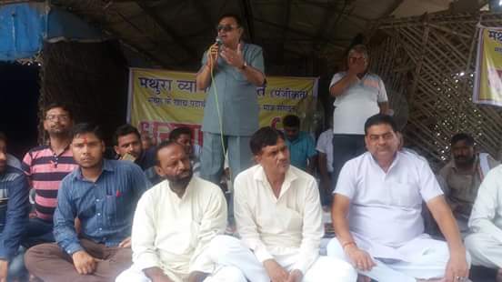 मण्डी समिति पर जी.एस.टी के विरोध में चल रहे धरने को राष्ट्रीय लोकदल ने दिया समर्थन।