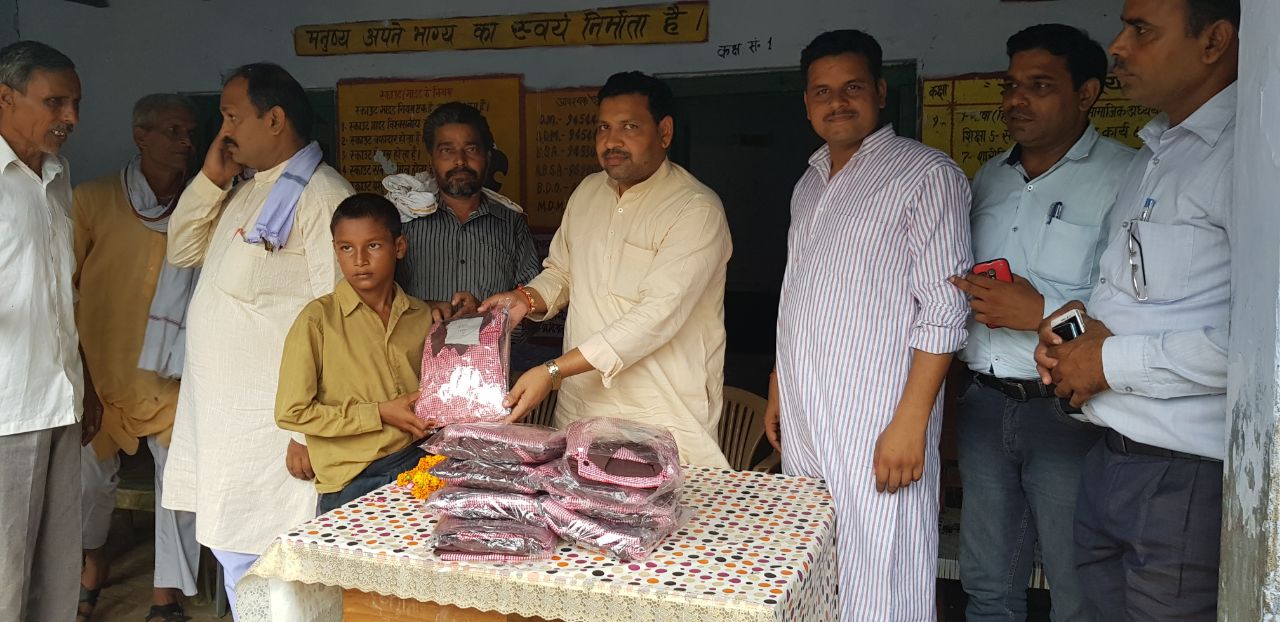 खैर विधायक विधायक अनूप प्रधान ने विद्यालयों में पहुँचकर छात्रों को ड्रेस एवं किताबे वितरण की
