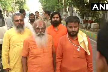 सीएम योगी से मुलाकात के सभी साधु संत काफी खुश बातचीत में कहा कि राम मंदिर का निर्माण जल्द शुरू होगा