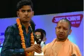 दसवीं के एक टॉपर को मुख्यमंत्री योगी आदित्यनाथ से मिला चेक बाउंस 