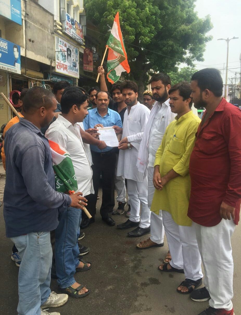 हाय हाय योगी सरकार के नारे लगाते हुए 