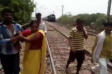 आरोपी बेटे की बचाने ट्रेन के आगे खड़ी हुई मां     
