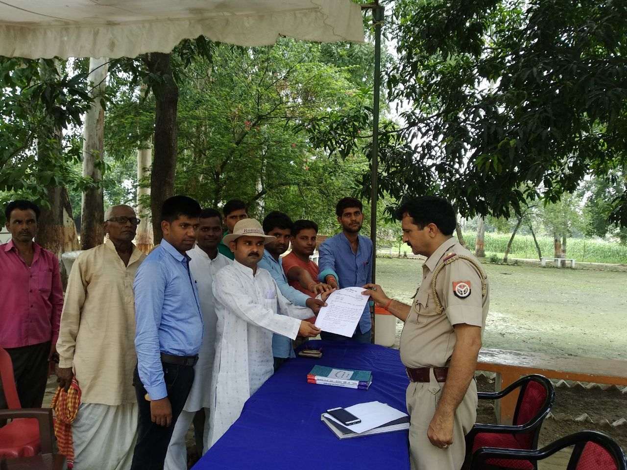 लेखपालों का लगातार चलता धरना प्रदर्शन आज नीमगांव मैं थाना अध्यक्ष ज्ञापन सौंपा।