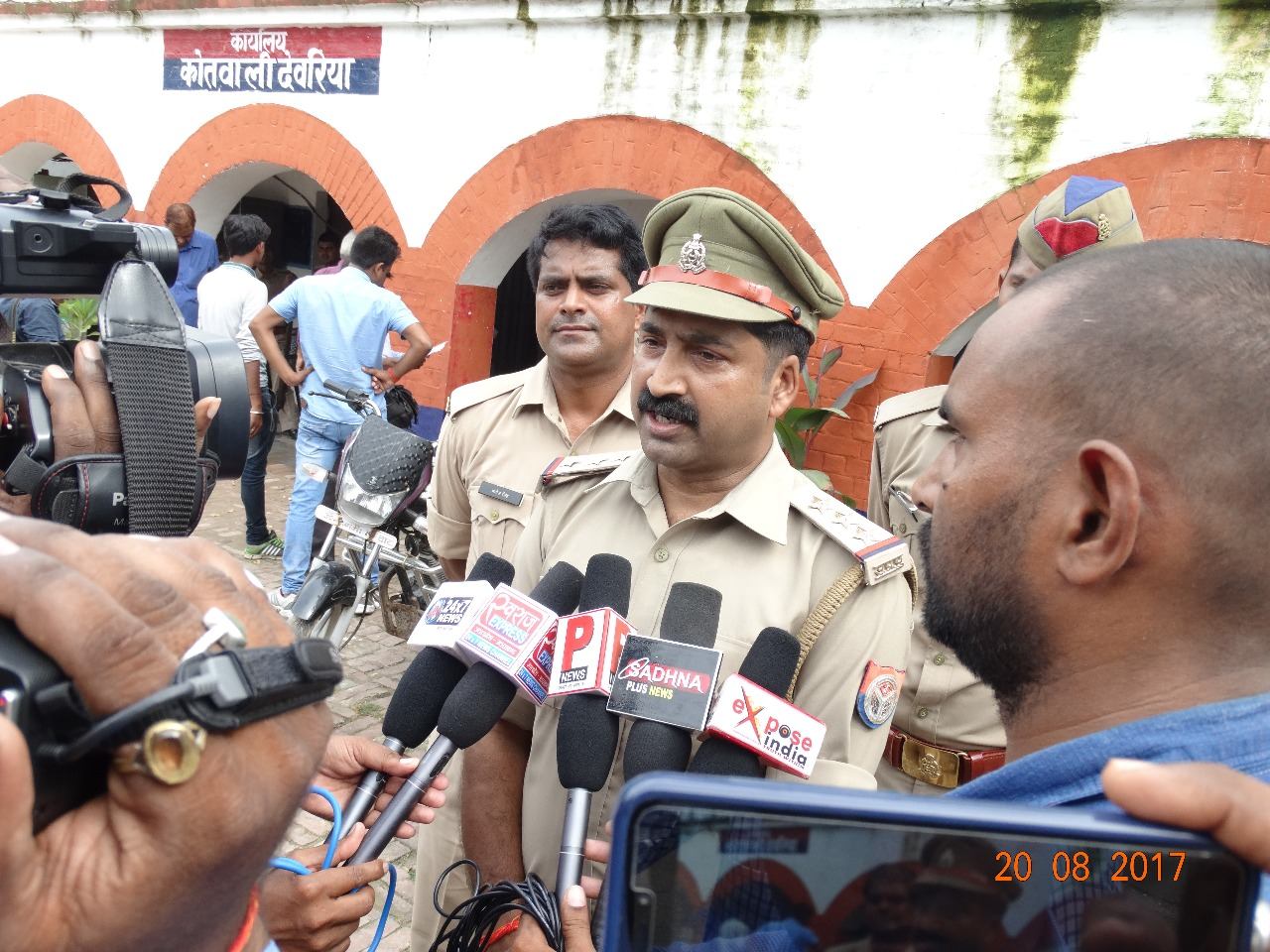 पुलिस अधीक्षक देवरिया श्री राजीव मल्होत्रा द्वारा जनपद देवरिया में 
