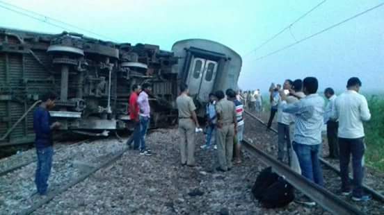 औरैया में कैफियत एक्सप्रेस के 10 डिब्बे और इंजन पटरी से उतरे