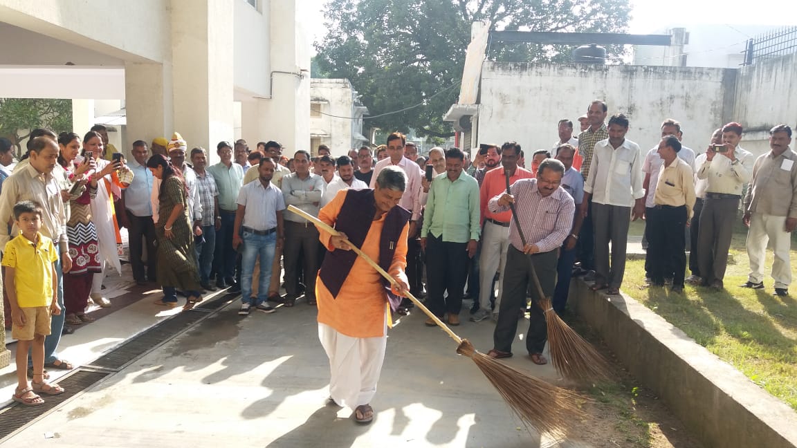 स्वच्छता ही सेवा है इस कार्य में सभी को सहयोग देना चाहिए*
