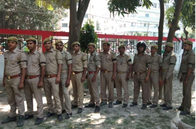 विवेक तिवारी हत्याकांड: आरोपियों के पक्ष में काली पट्टी बांधकर विरोध जता रहे सिपाही
