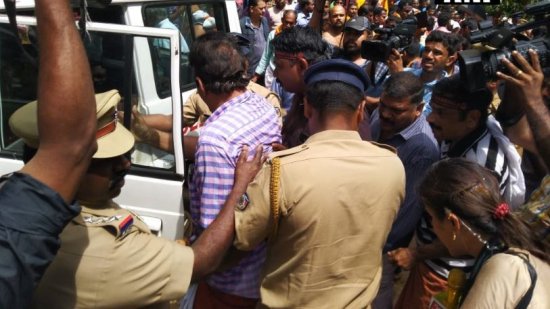 सबरीमाला मंदिर में महिलाओं की एंट्री का विरोध कर रहे प्रदर्शनकारियों को पुलिस ने हिरासत में लिया