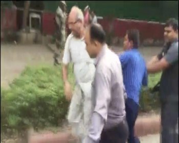 छुट्टी पर भेजे गए सीबीआई डायरेक्टर आलोक वर्मा के घर के बाहर से चार संदिग्ध गिरफ्तार