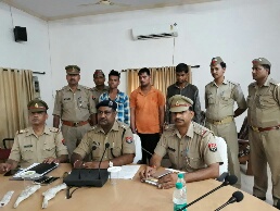 अन्तर्राजीय वाहन चोर सात मोटरसकिल चोरी की व अवैध हथियार कारतूस सहित किया पुलिस ने गिरफ्ता