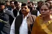VHP की धर्मसभा पर शिवपाल ने उठाए  सवाल, पैदल पहुंचे राजभवन
