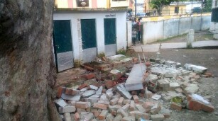 छुट्टी के दिन पाठशाला में खेल रहे थे बच्चे प्राथमिक पाठशाला के जर्जर शौंचालय का छज्जा अचानक गिर जाने से वहां खेल रहे तीन बच्चे घायल, एक गम्भीर