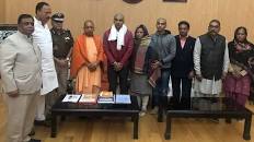 इंस्पेक्टर सुबोध के परिवार से मिले CM योगी, न्याय का दिया पूरा भरोसा