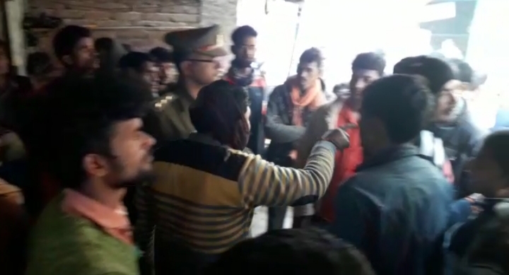 बहराइच  बेखौफ चोरों  न एक  ही रात मे एक घर व एक दुकान को अपना निशाना बना कर किया लाखो के माल पर हाथ साफ*