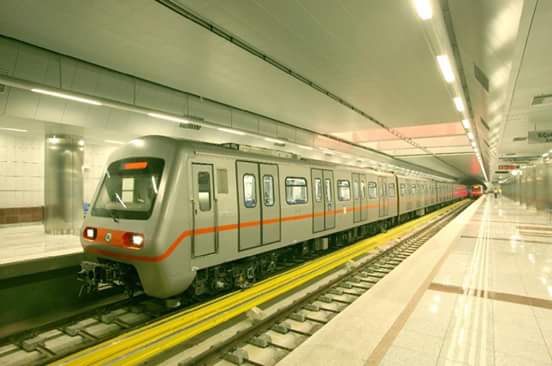 लखनऊ मेट्रो तकनीकी खराबी की वजह से 15 मिनट से ज्यादा रुकी .