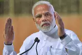 PM मोदी पहुंचे वाराणसी, राज्यपाल और सीएम योगी ने किया स्वागत