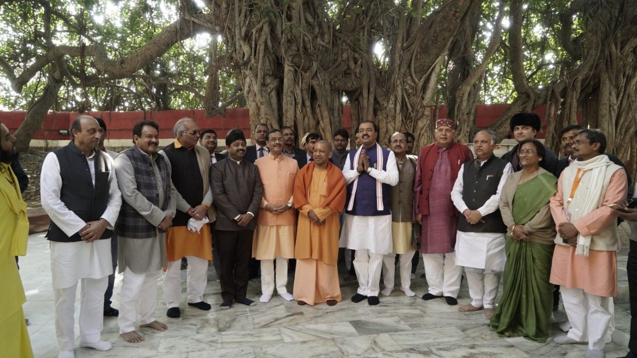 कुंभ में मुख्यमंत्री योगी की अध्यक्षता में कैबिनेट की बैठक शुरू