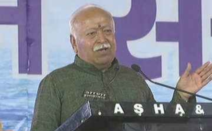 विहिप की धर्म संसद में पहुंचे आरएसएस चीफ मोहन भागवत ने कहा कि षड्यंत्र के तहत हिंदू समाज को बांटा जा रहा