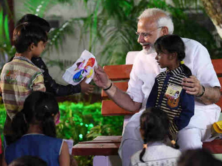व्रन्दावन में मोदी ने बाहुबली की टीम के साथ बच्चों को अक्षय पात्र की 300 करोड़वीं थाली परोसी