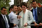 प्रियंका गांधी को परोसा गया कबाब, बोलीं- आज मंगलवार 