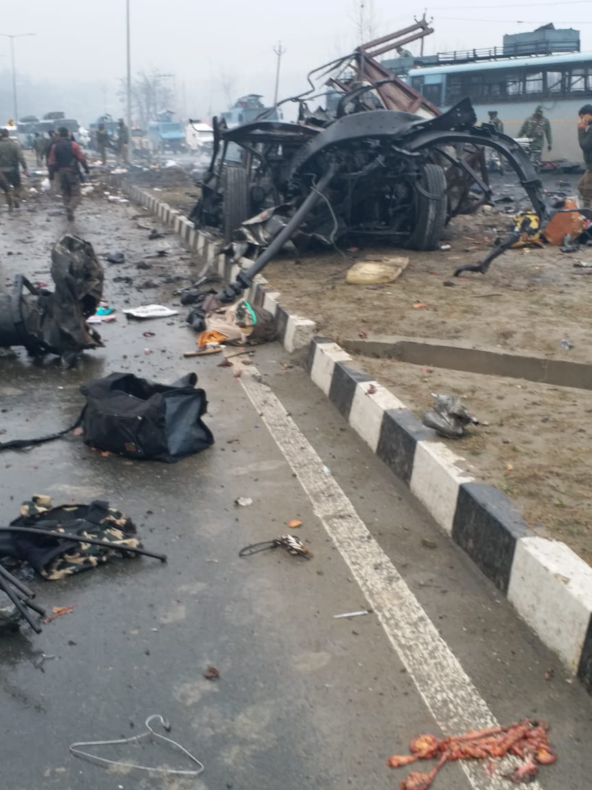 जम्मू-कश्मीर के पुलवामा में 2004 के बाद सबसे बड़ा आतंकी हमला, CRPF के 20 जवान शहीद