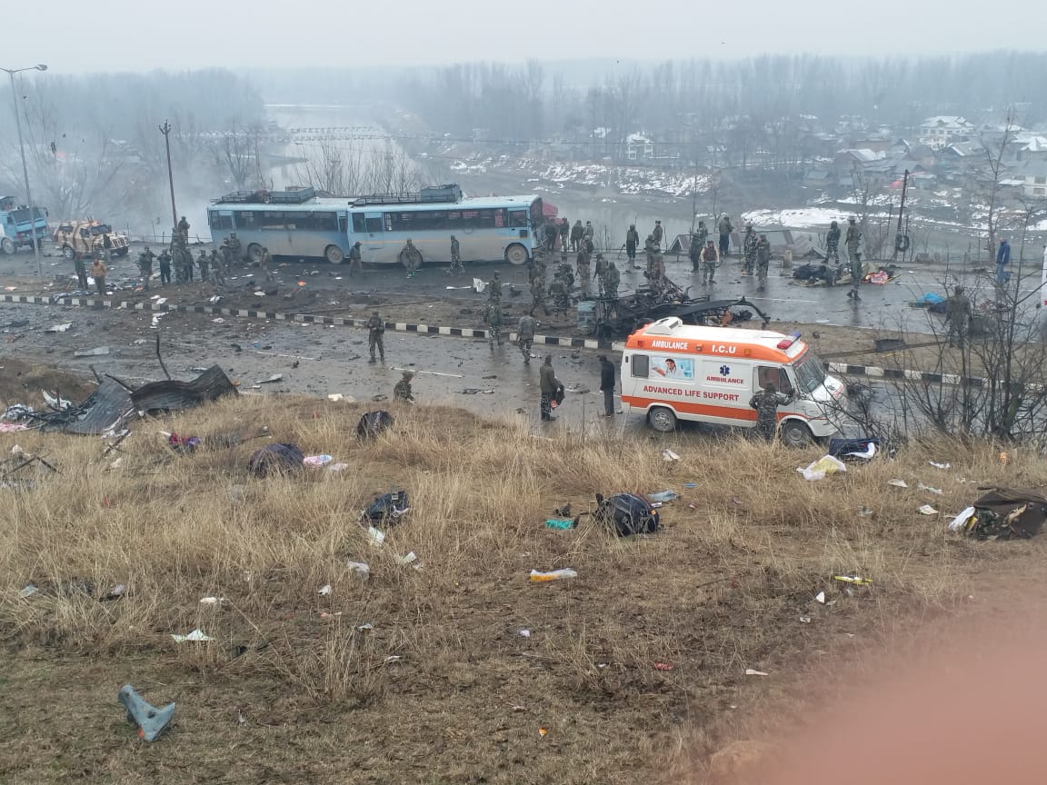 आतंकी ने 350 kg बारूद से भरी कार से मारी थी CRPF बस को टक्‍कर