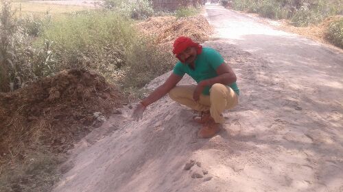 PWD की सड़क बनाने में ठेकेदार व अधिकारी कर रहे लाखों का घोटाला,,      रिपोर्ट :- समाचार प्राइम 24 टीम,,,