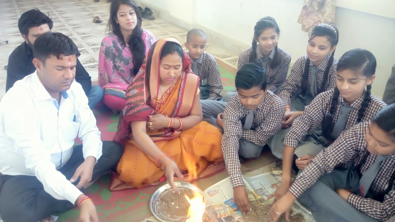 आदित्य कॉन्वेंट स्कूल में हवन के साथ शिक्षण कार्य शुभारंभ /इनपुट - संजय सिंह