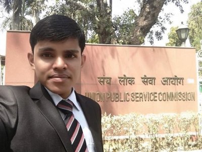 पेट्रोल पंप पर पेट्रोल भरने वाले का बेटा बना IAS