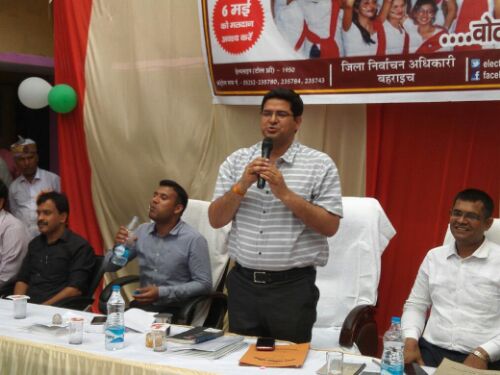 जिलाधिकारी बहराइच शम्भु कुमार ने (स्वीप) मतदाता जागरुकता के अंतर्गत नगर पालिका परिषद नानपारा में लोगों को मतदान करने के लिए प्रेरित किया। रिपोर्ट :- पंक