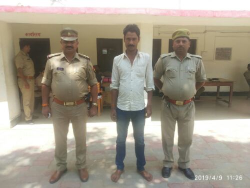 बहराइच :- जिला बदर युवक को पुलिस ने किया गिरफ्तार,,,,, रिपोर्ट :- पंकज कुमार सिंह।