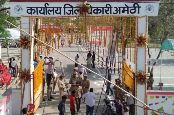 राहुल गांधी, रोड शो के लिए जुटी भीड़, जिलाधिकारी कार्यालय को फूलों से सजाया