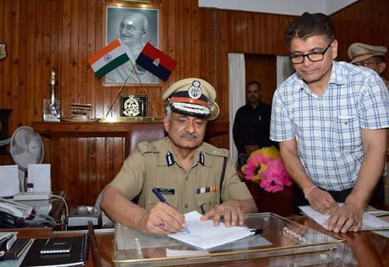उत्तर प्रदेश में नए डीजीपी को लेकर कवायद शुरू  इस रेस में बिहार के रहने वाले दो आईपीएस अधिकारीयों के नाम सबसे आगे