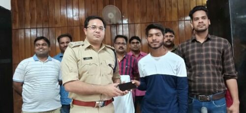 पुलिस अधीक्षक बहराइच के समक्ष प्रार्थना -पत्र प्रस्तुत किया । जिस पर पुलिस अधीक्षक बहराइच श्री डा0 गौरव ग्रोवर द्वारा सर्विलांस सेल को गुम/खोये हुए