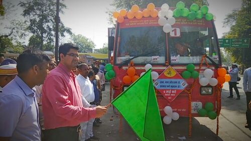मतदाताओं को जागरूक करने वाली जागरूकता रथ को जिला निर्वाचन अधिकारी शम्भु कुमार ने हरी झंडी दिखाकर किया रवाना जिला निर्वाचन अधिकारी शम्भु कुमार ने बताया