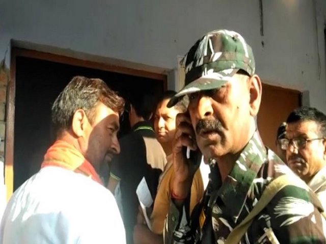 पोलिंग बूथ के अंदर घुसे बीजेपी सासंद और प्रत्याशी भोला सिंह, DM ने दिनभर के लिए किया नजरबंद